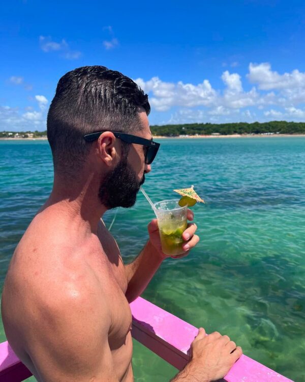 BEBENDO CAIPIRINHA