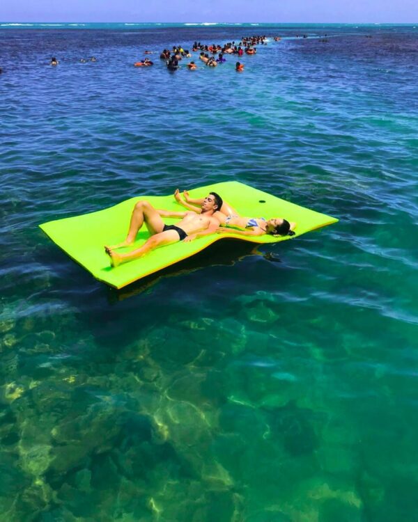 FLUTUANDO NO MAR