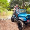 casal passeando de jeep no litoral norte