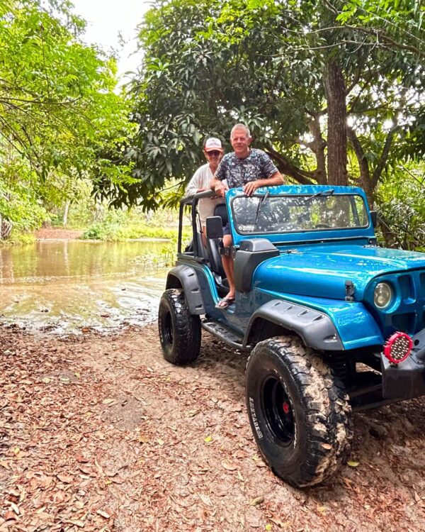 casal passeando de jeep no litoral norte
