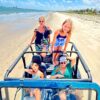 família passeando de jeep no litoral norte