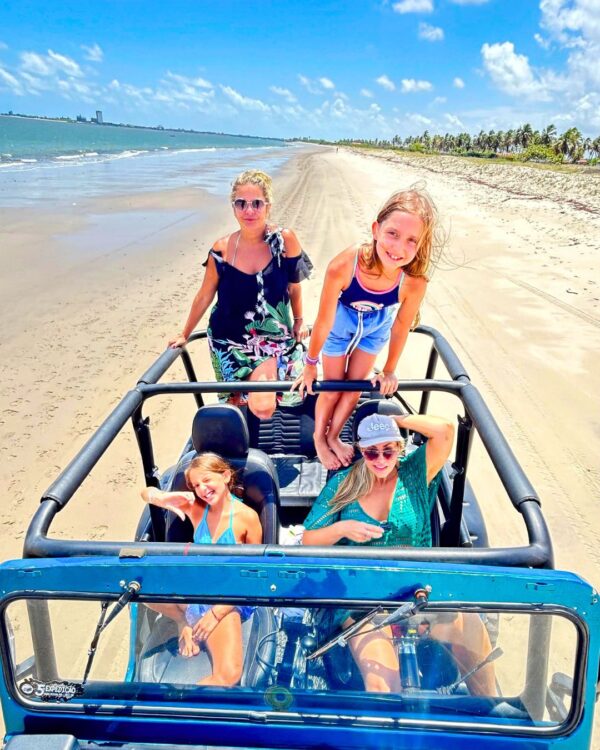 família passeando de jeep no litoral norte