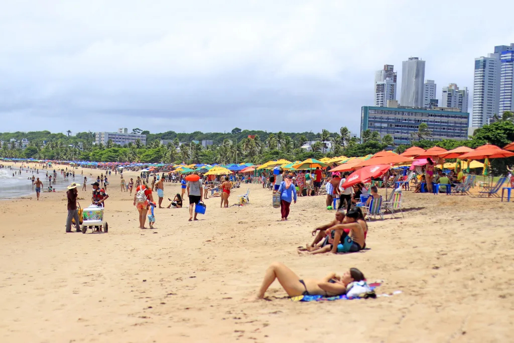pessoas na praia da capital paraibana. Dia de muito sol e mar bonito.