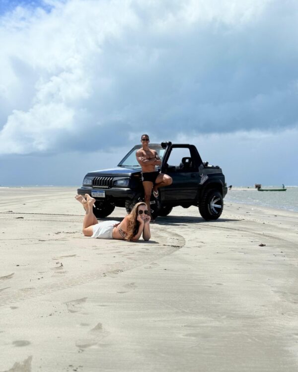 CASAL NA PRAIA TIRANDO FOTO