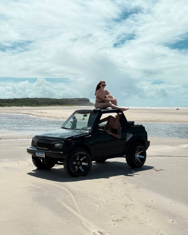 MULHER NO CARRO NO CAMINHO DE MOISÉS NA PARAÍBA